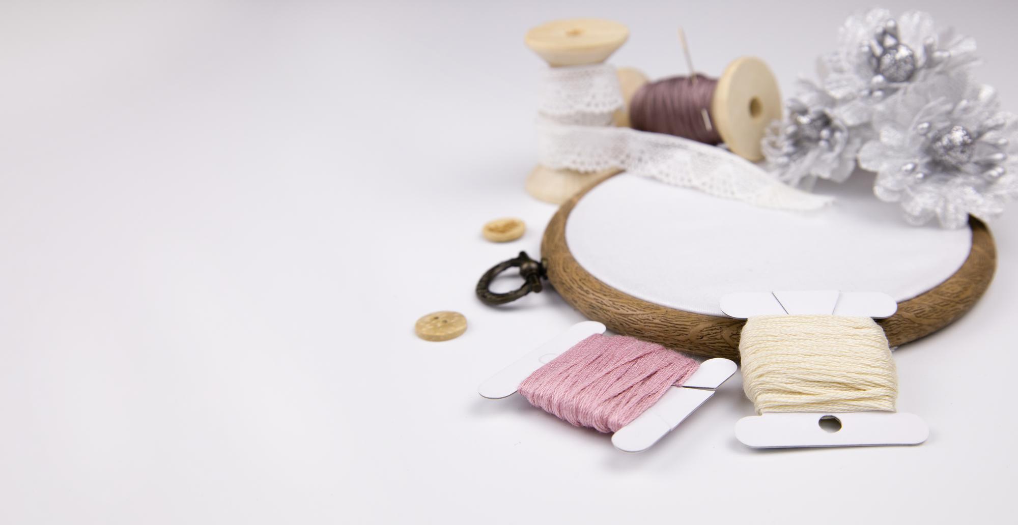 Wnętrze atelier z tamborkami i włóknami